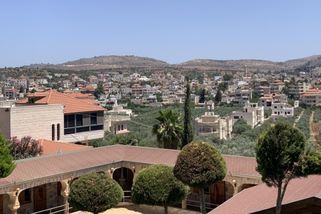 Židovští osadníci zaútočili na sběrače oliv. Palestinku muž mlátil holí do hlavy